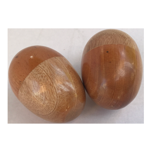 Zwei Rasseleier aus Holz